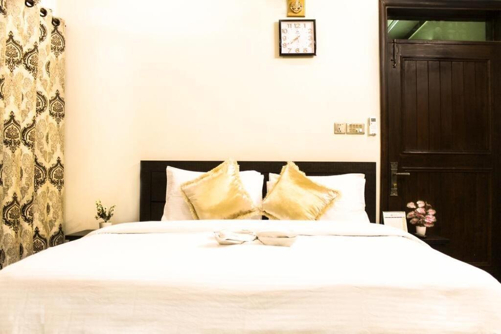 Luxury Living Rooms Near Agha Khan, Millennium, Nueplex Karachi Eksteriør bilde