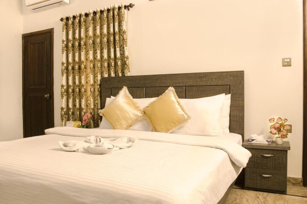 Luxury Living Rooms Near Agha Khan, Millennium, Nueplex Karachi Eksteriør bilde