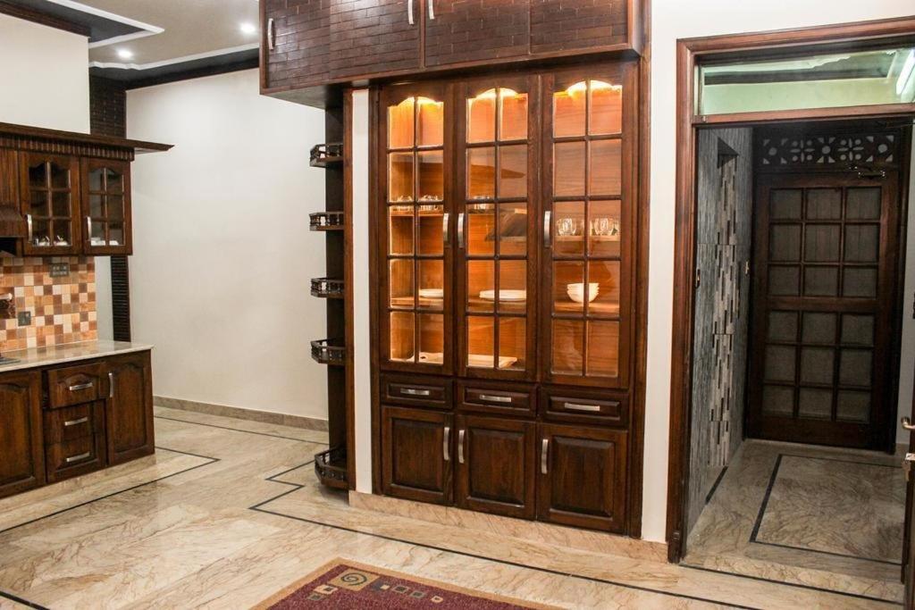 Luxury Living Rooms Near Agha Khan, Millennium, Nueplex Karachi Eksteriør bilde