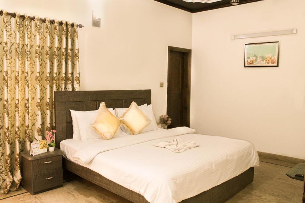 Luxury Living Rooms Near Agha Khan, Millennium, Nueplex Karachi Eksteriør bilde