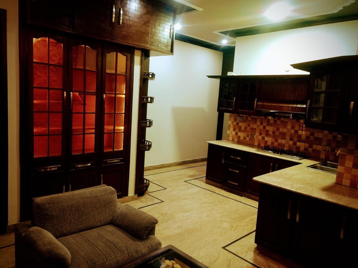 Luxury Living Rooms Near Agha Khan, Millennium, Nueplex Karachi Eksteriør bilde