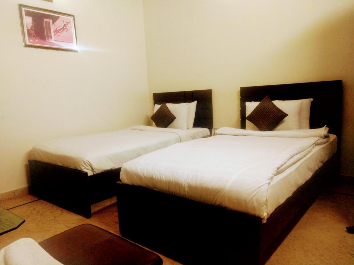 Luxury Living Rooms Near Agha Khan, Millennium, Nueplex Karachi Eksteriør bilde