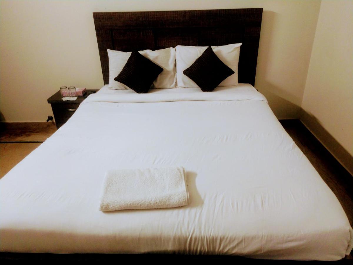 Luxury Living Rooms Near Agha Khan, Millennium, Nueplex Karachi Eksteriør bilde