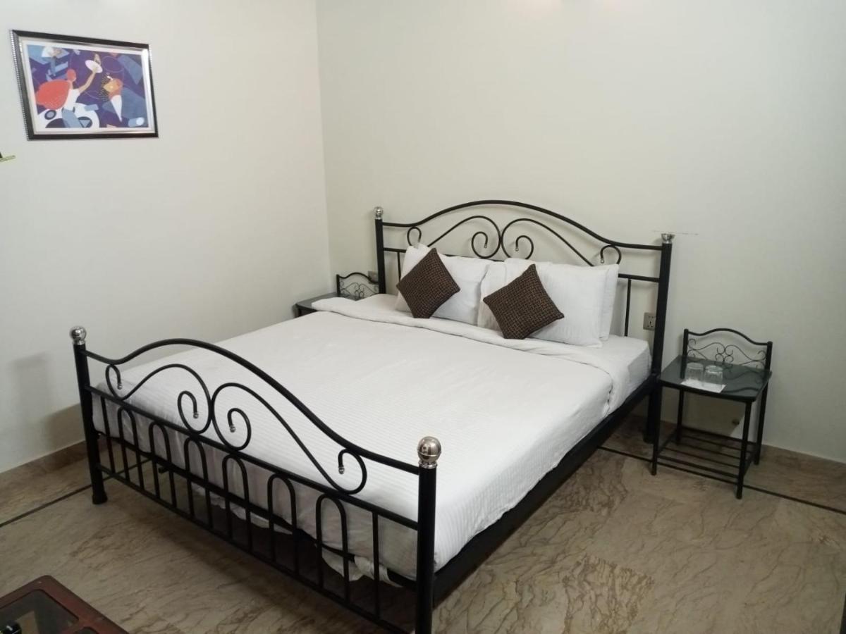 Luxury Living Rooms Near Agha Khan, Millennium, Nueplex Karachi Eksteriør bilde