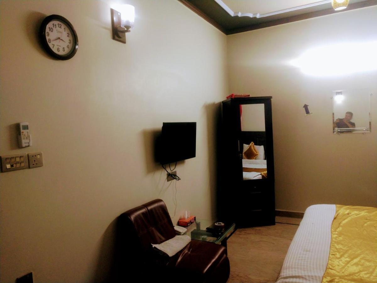 Luxury Living Rooms Near Agha Khan, Millennium, Nueplex Karachi Eksteriør bilde