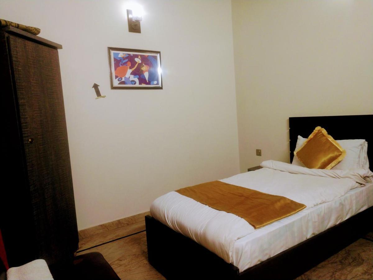 Luxury Living Rooms Near Agha Khan, Millennium, Nueplex Karachi Eksteriør bilde