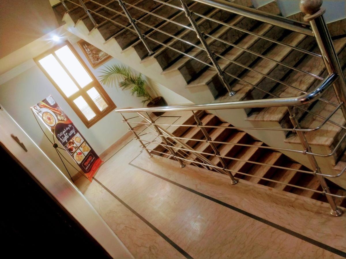 Luxury Living Rooms Near Agha Khan, Millennium, Nueplex Karachi Rom bilde