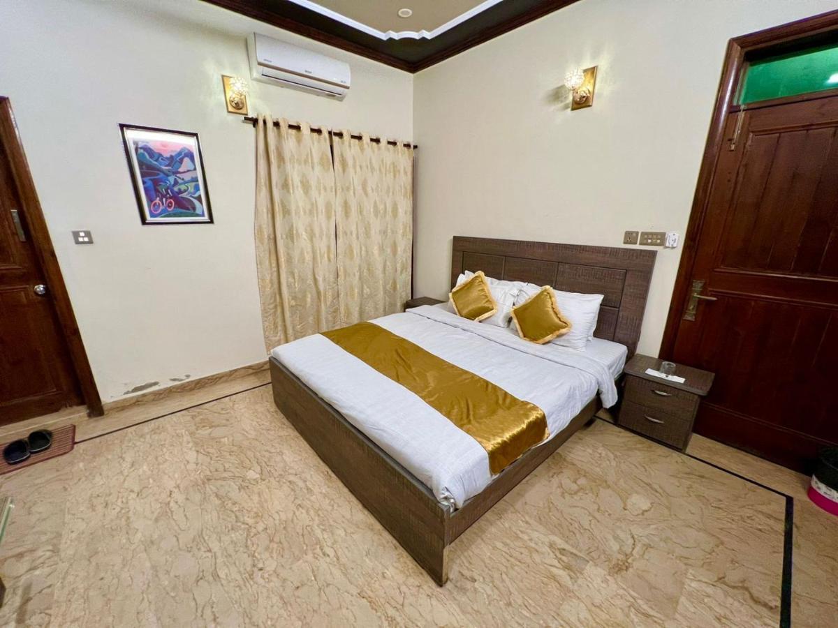 Luxury Living Rooms Near Agha Khan, Millennium, Nueplex Karachi Rom bilde