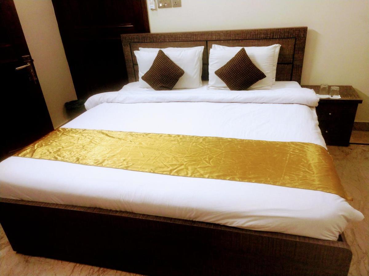 Luxury Living Rooms Near Agha Khan, Millennium, Nueplex Karachi Rom bilde